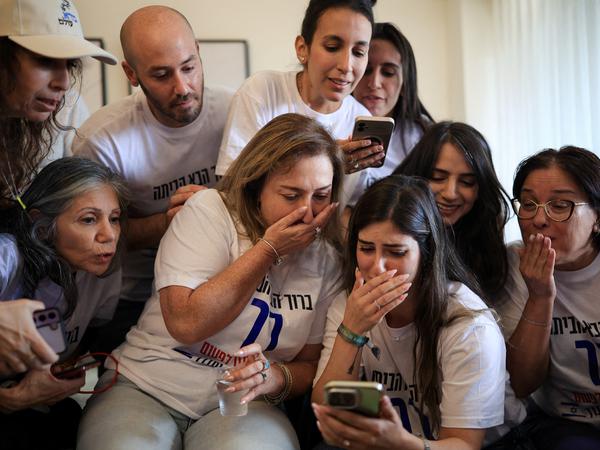 The mother and other relatives of Israeli hostage Bar Abraham Kupershtein, held in Gaza since the deadly October 7, 2023 attack by Hamas, speak to him by video call ahead of his release as part of a hostages-prisoners swap and a ceasefire deal in Gaza between Hamas and Israel, in Holon, Israel October 13, 2025. REUTERS/Itai Ron   ISRAEL OUT. NO COMMERCIAL OR EDITORIAL SALES IN ISRAEL
Geiseln1310