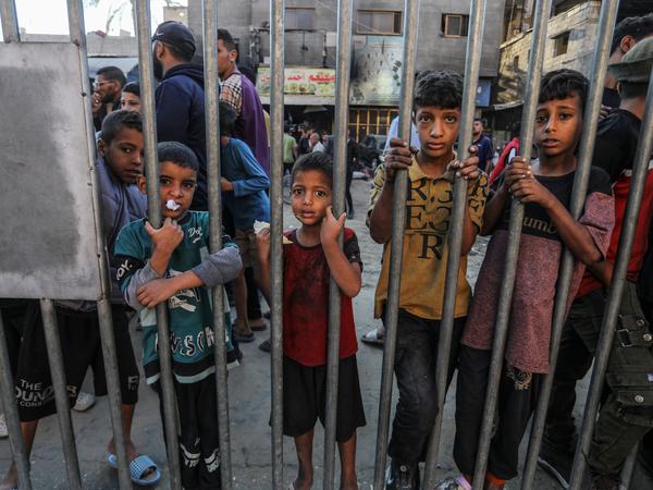 13.10.2025, Palästinensische Gebiete, Chan Junis: Palästinensische Familien bereiten sich im südlichen Gazastreifen auf den Empfang ihrer Angehörigen vor, die zeitgleich mit der Freilassung von Geiseln aus der Gefangenschaft der islamistischen Terrororganisation Hamas in Gaza freigelassen werden sollen. Foto: Abed Rahim Khatib/dpa +++ dpa-Bildfunk +++