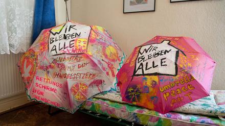 Zwei symbolische Rettungsschirme für Menschen sind in Berlin-Pankow in dem von pensionierten Hausbesetzern besetzten Seniorenklub „Stille Straße 10“ zu sehen.