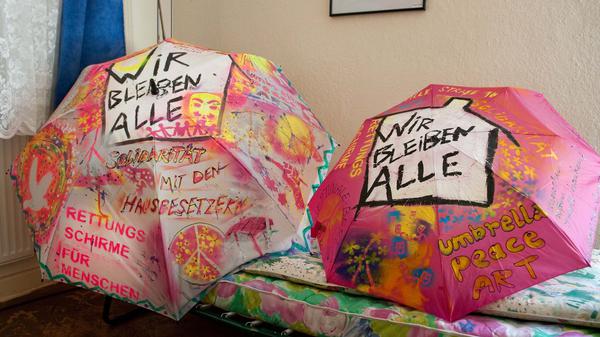Zwei symbolische Rettungsschirme für Menschen sind in Berlin-Pankow in dem von pensionierten Hausbesetzern besetzten Seniorenklub „Stille Straße 10“ zu sehen.