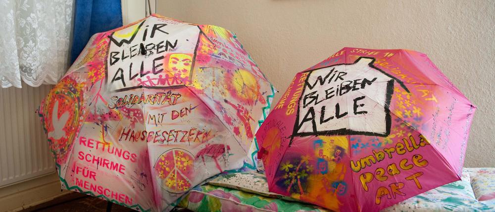Zwei symbolische Rettungsschirme für Menschen sind in Berlin-Pankow in dem von pensionierten Hausbesetzern besetzten Seniorenklub „Stille Straße 10“ zu sehen.