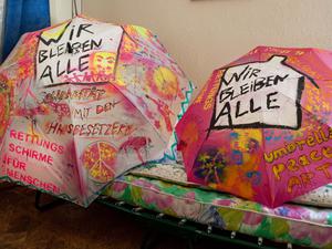 Zwei symbolische Rettungsschirme für Menschen sind in Berlin-Pankow in dem von pensionierten Hausbesetzern besetzten Seniorenklub „Stille Straße 10“ zu sehen.