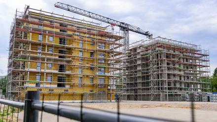 Auf einer Baustelle entstehen Mehrfamilienhäuser mit vielen Wohneinheiten.