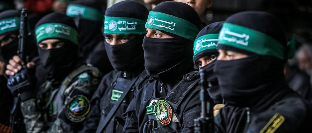 Die Hamas sieht sich der Waffenruhe mit Israel nach Freilassung der ersten Geiseln weiter verpflichtet. (Archivbild)