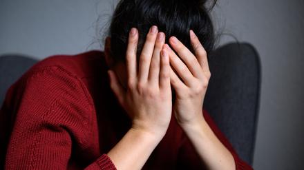 Einer Untersuchung zufolge geben Menschen, vor allem Frauen, weltweit an, mehr Sorgen zu haben und unter Stress zu stehen.