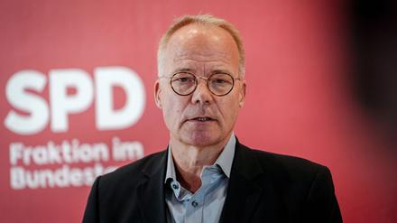 Matthias Miersch, SPD-Fraktionsvorsitzender, gibt nach der Fraktionssitzung seiner Partei zu den Ergebnissen des Koalitionsausschusses und des Auto-Dialogs ein Pressestatement.