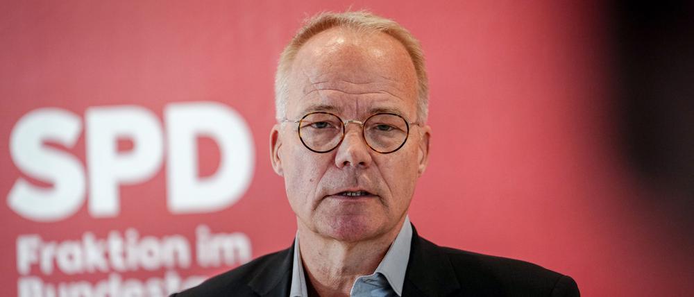 Matthias Miersch, SPD-Fraktionsvorsitzender, gibt nach der Fraktionssitzung seiner Partei zu den Ergebnissen des Koalitionsausschusses und des Auto-Dialogs ein Pressestatement.
