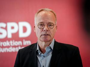 Matthias Miersch, SPD-Fraktionsvorsitzender, gibt nach der Fraktionssitzung seiner Partei zu den Ergebnissen des Koalitionsausschusses und des Auto-Dialogs ein Pressestatement.