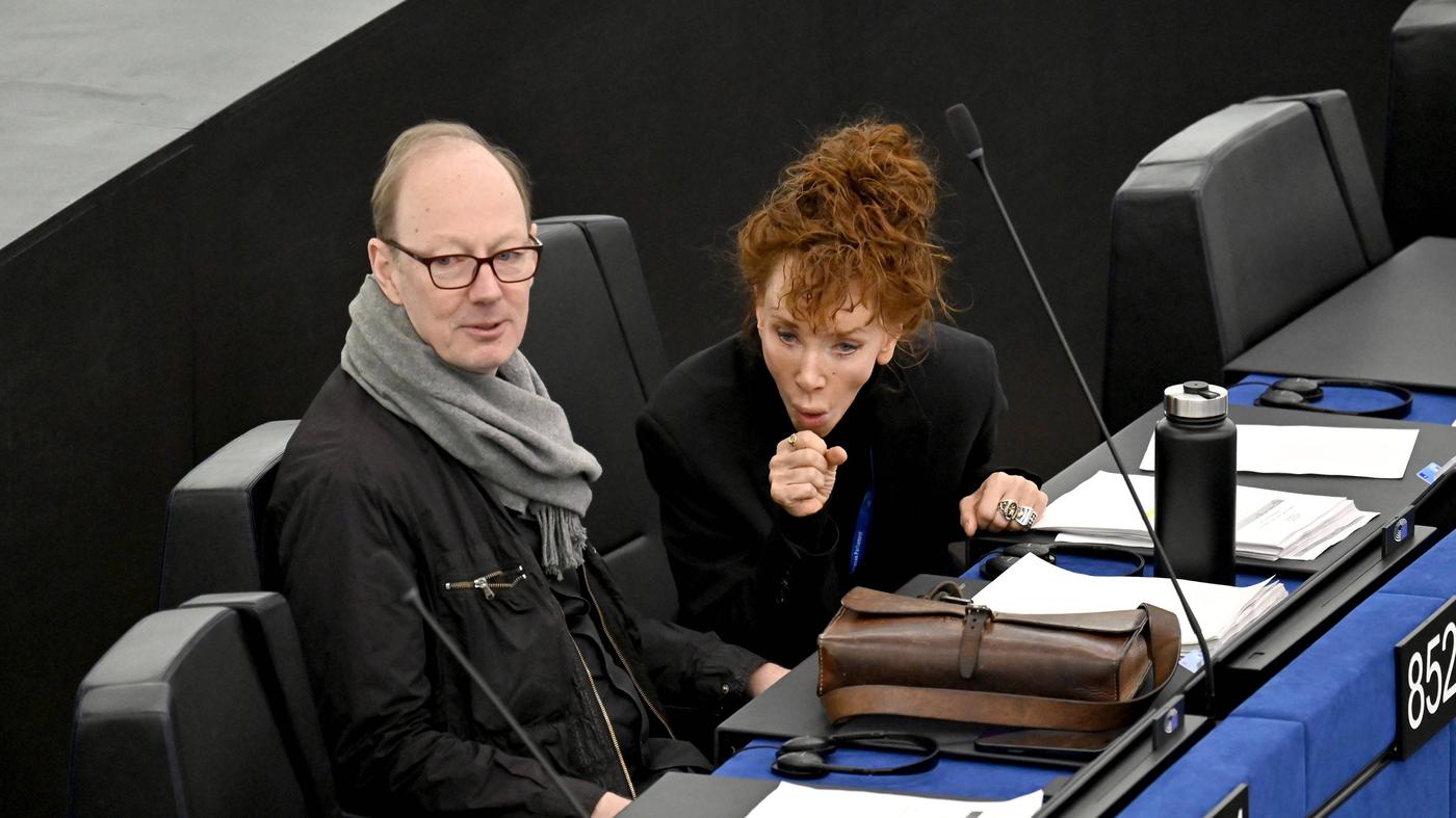 Frieden-schaffen-ohne-Affen-Revolution-mit-Sibylle-Berg-und-Martin-Sonneborn-in-der-Volksb-hne