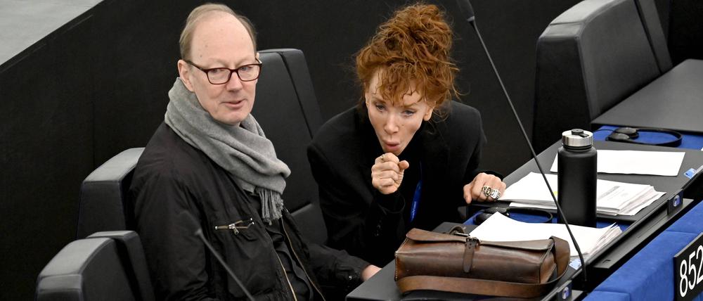 Martin Sonneborn und Sybille Berg im Plenarsaal des Europäischen Parlaments.