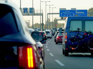 Stau auf der Berliner Stadtautobahn in Fahrtrichtung Wedding. (Symbolbild).