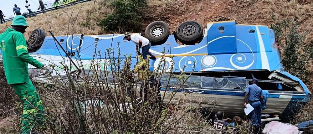 Der Fahrer soll die Kontrolle über den Reisebus verloren haben. 