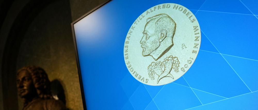 Auf einem Bildschirm wird ein Bild der Nobelpreismedaille vor der Bekanntgabe des Nobelpreises für Wirtschaftswissenschaften an der Königlich Schwedischen Akademie der Wissenschaften in Stockholm, Schweden, am 13. Oktober 2025 angezeigt. 