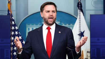 Der US-Vizepräsident JD Vance spricht während einer Pressekonferenz in Washington, D.C., USA, am 1. Oktober 2025.