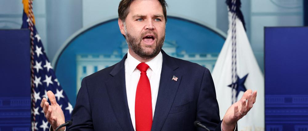 Der US-Vizepräsident JD Vance spricht während einer Pressekonferenz in Washington, D.C., USA, am 1. Oktober 2025.