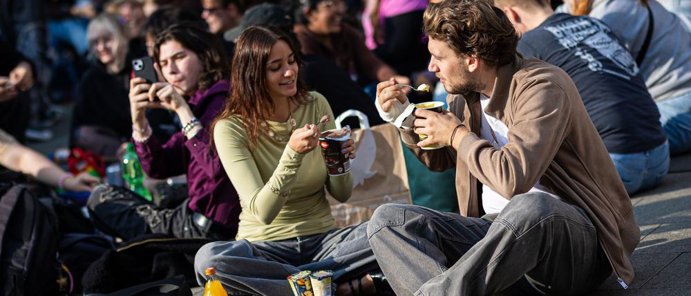 In mehreren Städten treffen sich Menschen, um Pudding mit Gabeln zu essen.