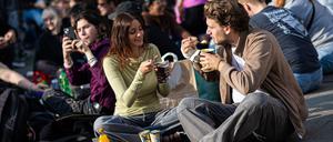 In mehreren Städten treffen sich Menschen, um Pudding mit Gabeln zu essen. 