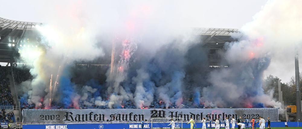Diese Pyro-Aktion von Fans des Karlsruher SC im November 2022 hat auch ein juristisches Nachspiel.
