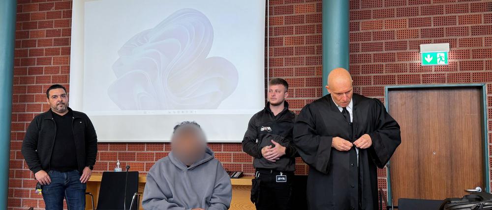 Dem angeklagten 50-Jährigen wird Mord aus niedrigen Beweggründen vorgeworfen.