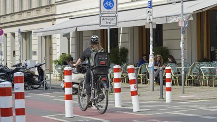 Poller als „Modalfilter“ in der Tucholskystraße in Berlin-Mitte.