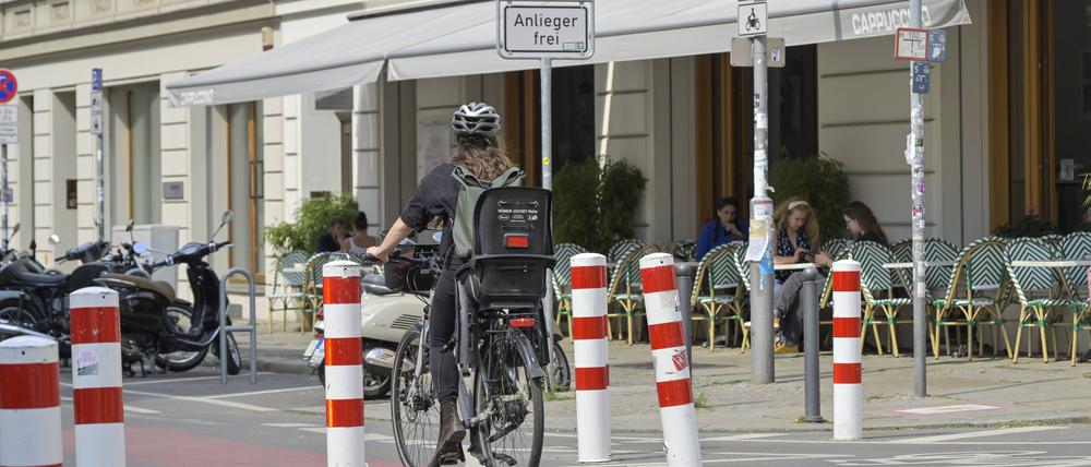 Poller als „Modalfilter“ in der Tucholskystraße in Berlin-Mitte.