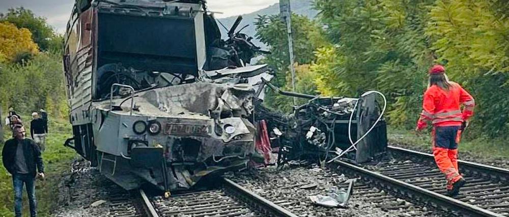 Der Zusammenstoß der beiden Personenzüge ereignete sich nahe dem Dorf Jablonov nad Turnou im Südosten der Slowakei, nahe der Grenze zu Ungarn.