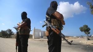 Hamas-Kämpfer bei der Geisel-Übergabe im Gazastreifen.