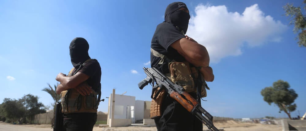 Hamas-Kämpfer bei der Geisel-Übergabe im Gazastreifen.