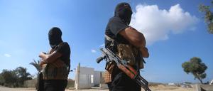 Hamas-Kämpfer bei der Geisel-Übergabe im Gazastreifen.