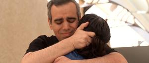 Dieses von der israelischen Armee veröffentlichte Handout-Bild zeigt den freigelassenen israelischen Geisel Omri Miran (links), einen der ehemaligen Gefangenen in Gaza seit den Angriffen palästinensischer Militanter vom 7. Oktober 2023, der von einem Familienmitglied in Empfang genommen wird, nachdem er im Rahmen eines Gefangenen-Geisel-Austauschs und eines Waffenstillstandsabkommens zwischen Israel und der Hamas in Israel am 13. Oktober 2025 übergeben worden war.