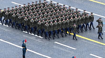 9. Mai 2025, Moskau: Soldaten der russischen Armee marschieren während der jährlichen Militärparade zum Tag des Sieges auf.