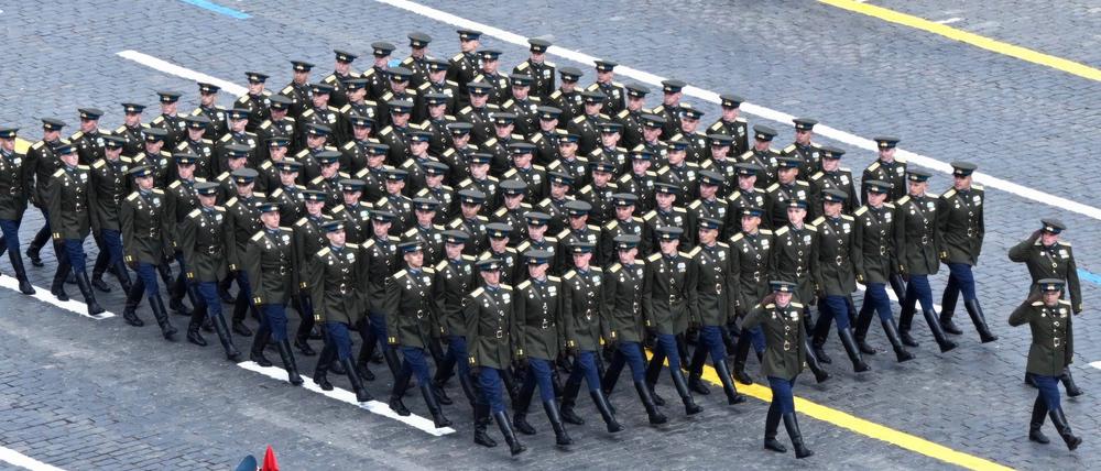 9. Mai 2025, Moskau: Soldaten der russischen Armee marschieren während der jährlichen Militärparade zum Tag des Sieges auf.
