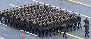 9. Mai 2025, Moskau: Soldaten der russischen Armee marschieren während der jährlichen Militärparade zum Tag des Sieges auf.