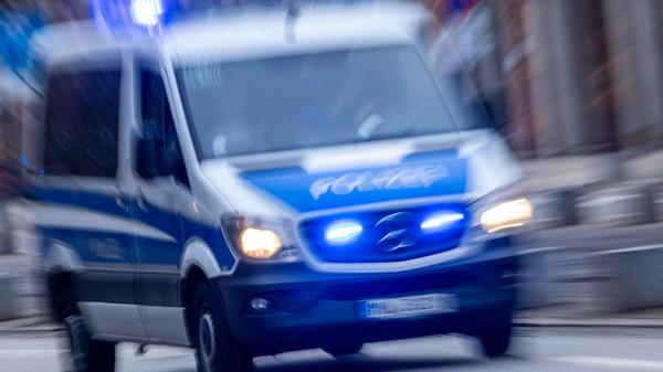 Ein Einsatzfahrzeug der Polizei mit Blaulicht und Sirene