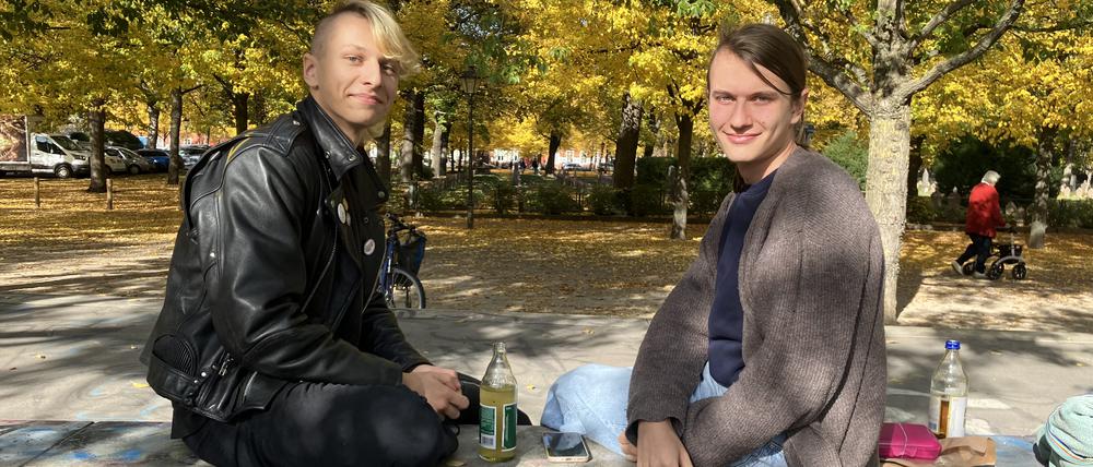 Hans und Kilian hoffen, dass der Jugendclub Ribbeckeck in Bornstedt endlich saniert wird. 