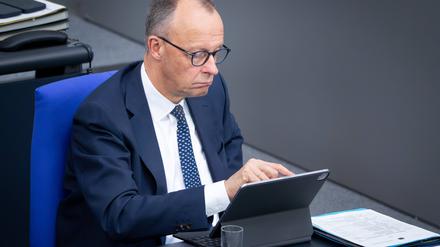 Der wichtigste Begleiter: Bundeskanzler Friedrich Merz (CDU) nutzt sein Tablet auch für seinen Auftritt auf Tiktok. 