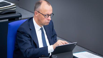 Der wichtigste Begleiter: Bundeskanzler Friedrich Merz (CDU) nutzt sein Tablet auch für seinen Auftritt auf Tiktok. 