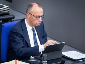 Der wichtigste Begleiter: Bundeskanzler Friedrich Merz (CDU) nutzt sein Tablet auch für seinen Auftritt auf Tiktok. 