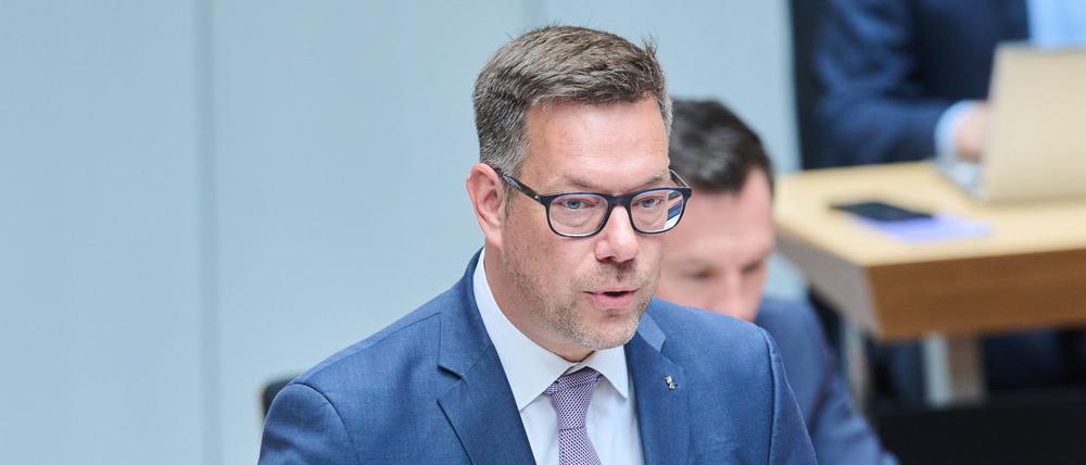 Der Senat hält das Phänomen junger und internetaffiner Rechtsextremisten nicht für vorübergehend.