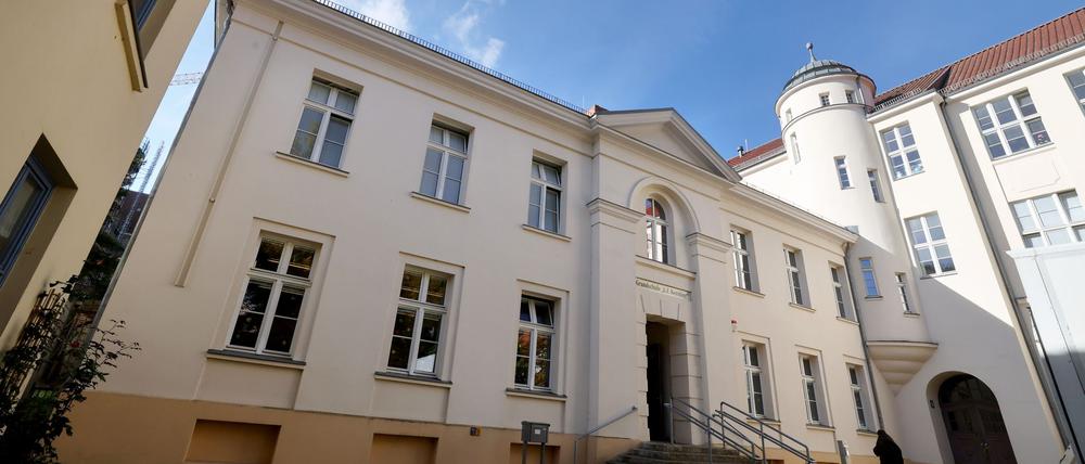 An die Schule des vermissten Fabian kamen am Montag auch Ermittler.