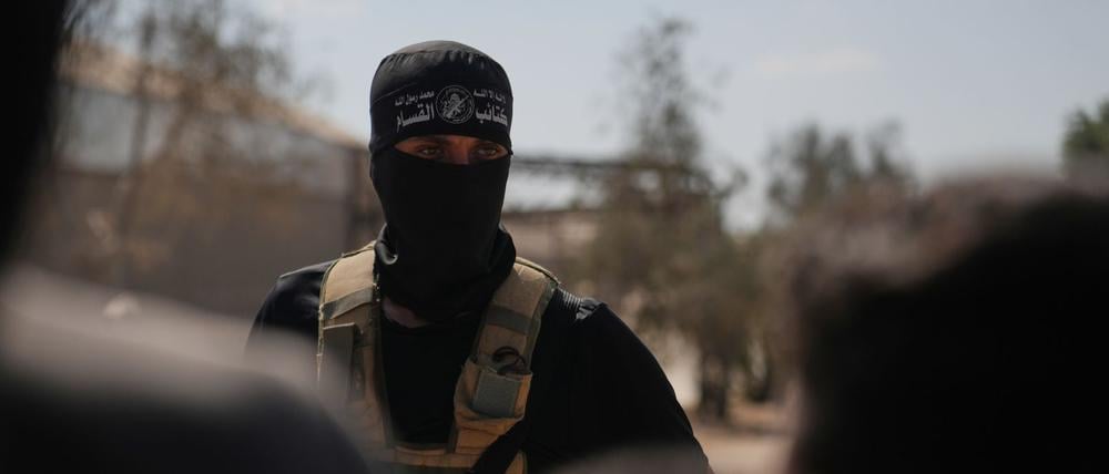 Hamas-Kämpfer bei der Geisel-Übergabe im Gazastreifen.