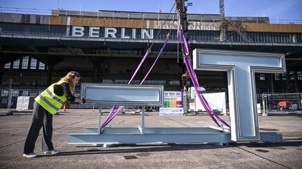 Bis zum Wochenende sollen die Buchstaben wieder auf dem Tempelhofer Feld leuchten.