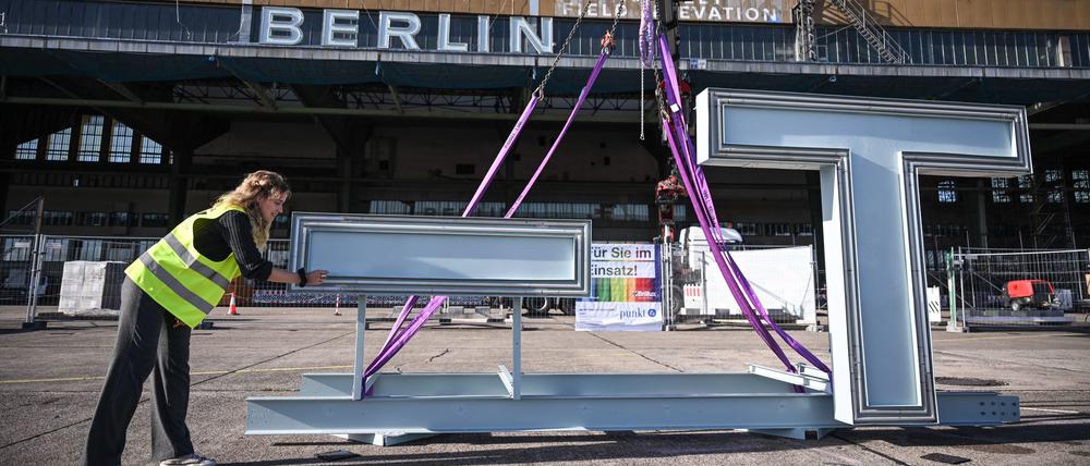 Bis zum Wochenende sollen die Buchstaben wieder auf dem Tempelhofer Feld leuchten.