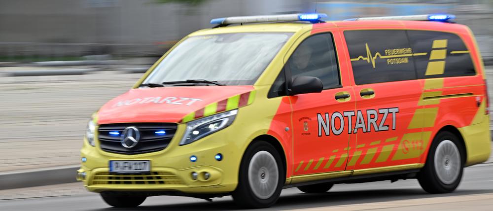 Ein Notarzteinsatzfahrzeug (NEF) in Potsdam im Einsatz.