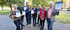 Burkhard Exner übergibt die Zuwendungsurkunden an die neuen Kooperationspartner der Ideen-Budgets.