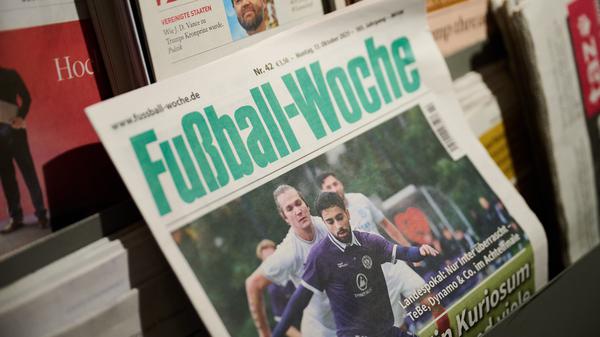 Die „Fußball-Woche“ liegt in einem Kiosk am Alexanderplatz. Die FuWo wird eingestellt. Nach 102 Jahren ist die Berliner Zeitschrift «Fußball-Woche» an diesem Montag zum letzten Mal erschienen. +++ dpa-Bildfunk +++