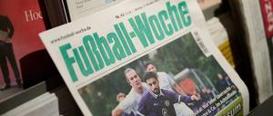 Die „Fußball-Woche“ liegt in einem Kiosk am Alexanderplatz. Die FuWo wird eingestellt. Nach 102 Jahren ist die Berliner Zeitschrift «Fußball-Woche» an diesem Montag zum letzten Mal erschienen. +++ dpa-Bildfunk +++