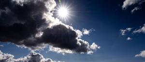 Nach Einschätzung der Deutschen Physikalischen Gesellschaft (DPG) und der Deutschen Meteorologischen Gesellschaft (DMG) könnte es auf der Erde schon um das Jahr 2050 drei Grad wärmer sein als vor der Industrialisierung.