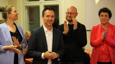 Noch am Wahlabend: Die SPD-Kreisvorsitzenden Alma Kleen (l.) und Thomas Bachmann (2.v.r.) zollten Wahlverlierer Severin Fischer Respekt. 