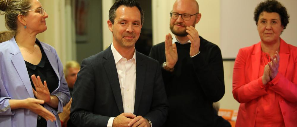 Noch am Wahlabend: Die SPD-Kreisvorsitzenden Alma Kleen (l.) und Thomas Bachmann (2.v.r.) zollten Wahlverlierer Severin Fischer Respekt.